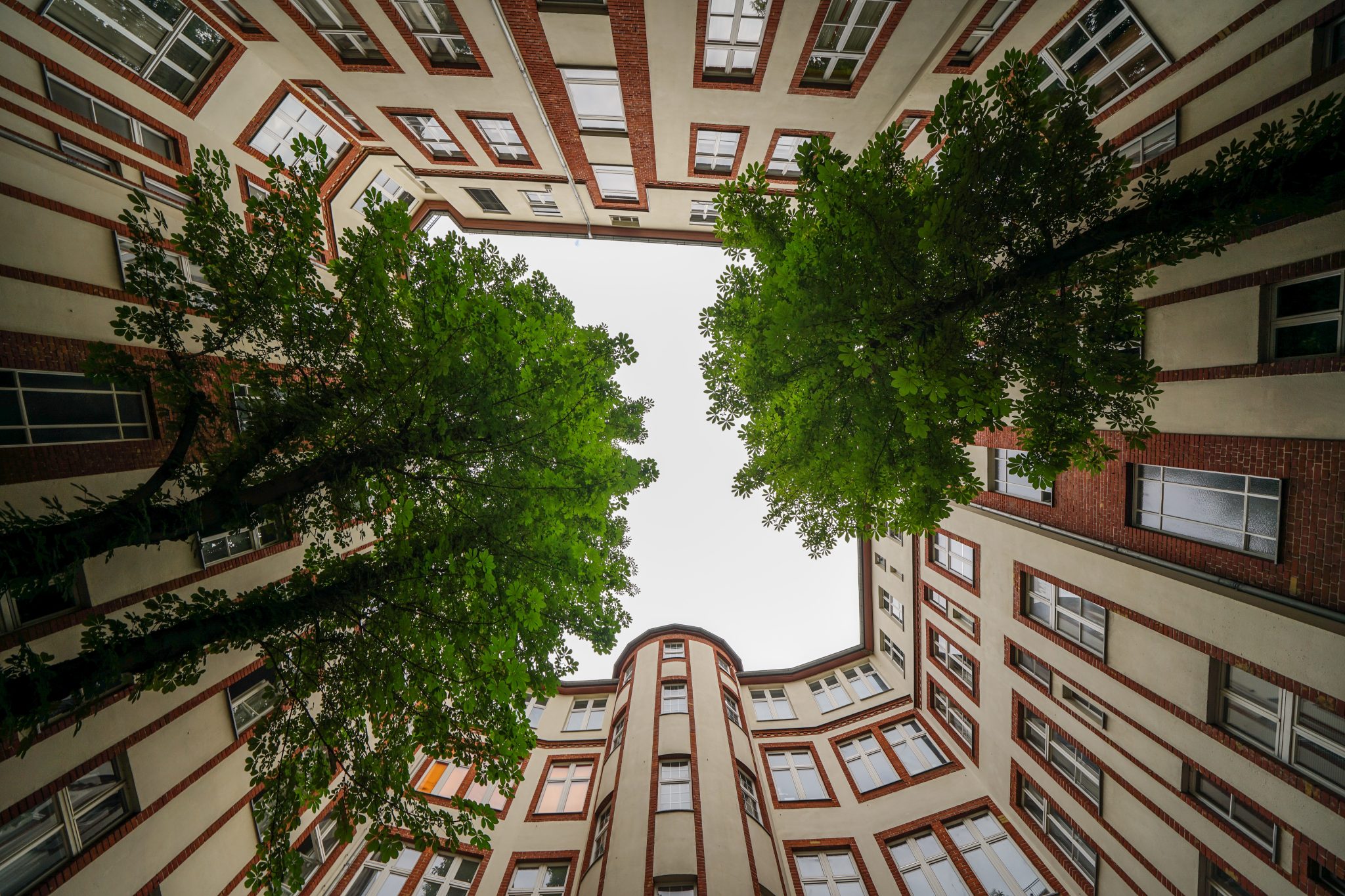 Vue en contre plongée  d'un dans une cour intérieure de bâtiment immobilier en ville
